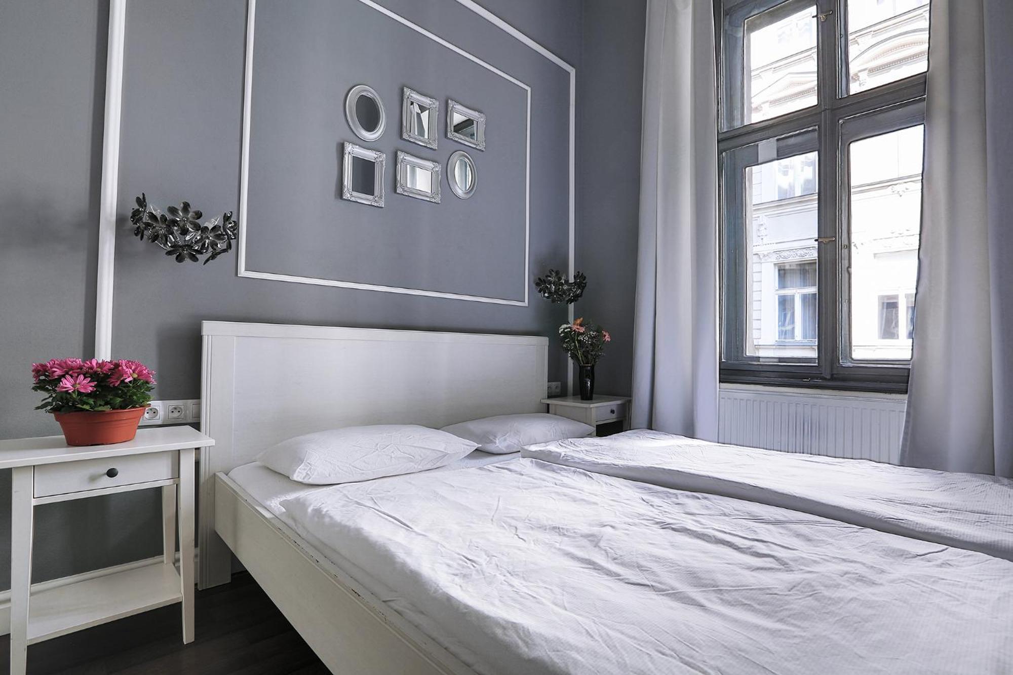 Two-Bedroom Haven In The Old Town Прага Екстериор снимка