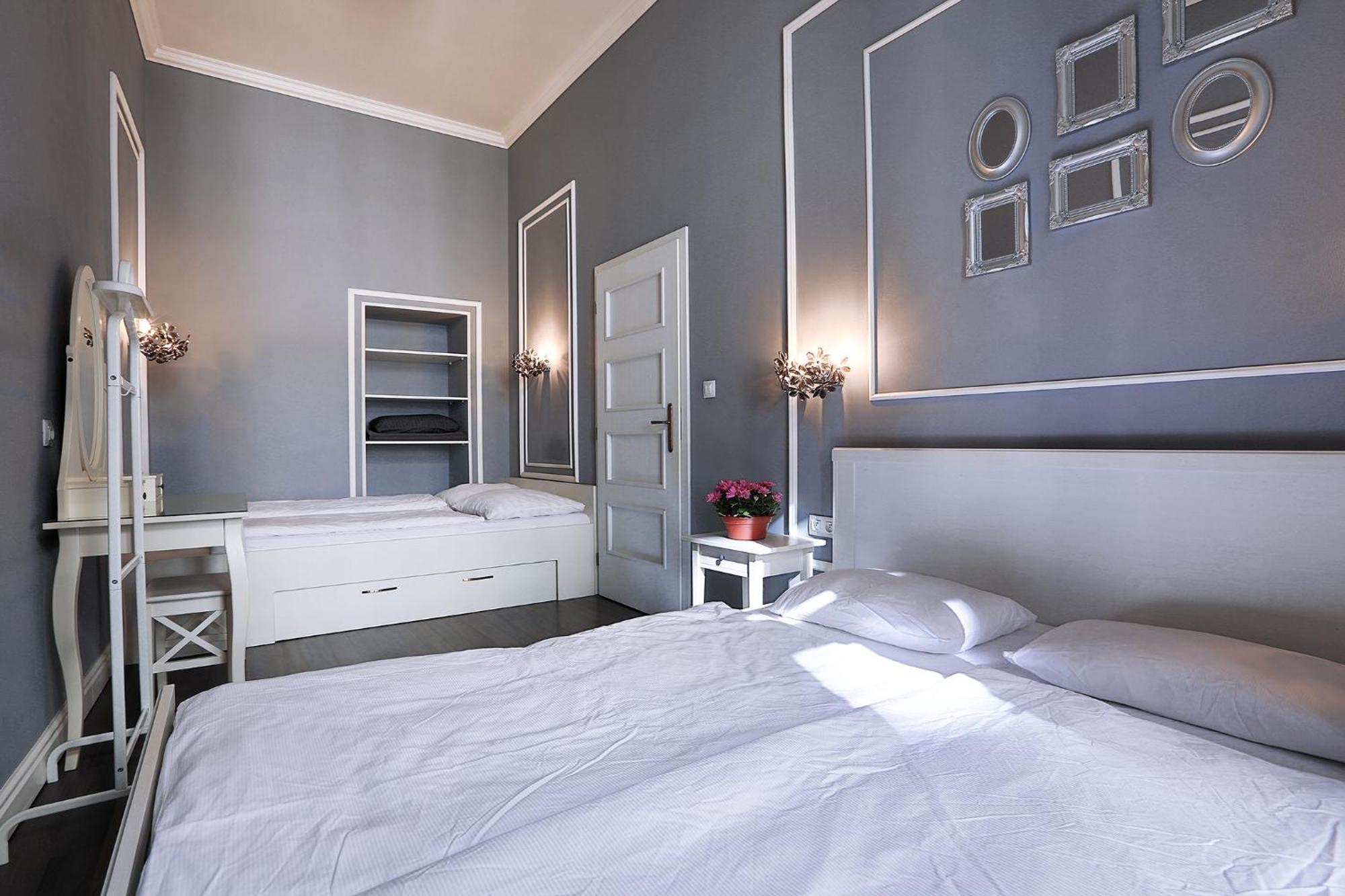 Two-Bedroom Haven In The Old Town Прага Екстериор снимка