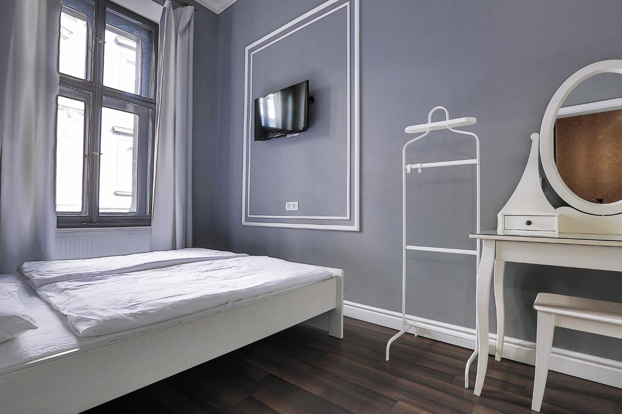 Two-Bedroom Haven In The Old Town Прага Екстериор снимка